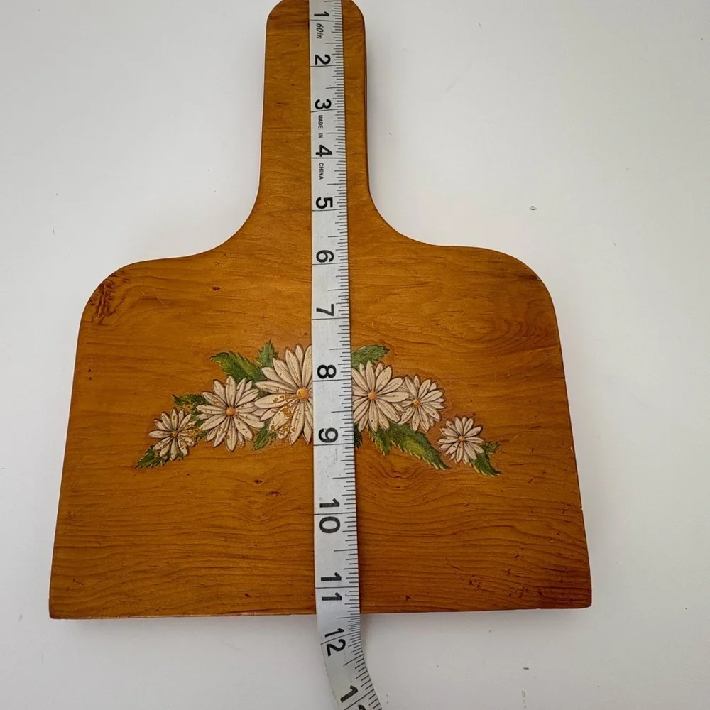 Vintage Wooden Cutting Board with Diasy Design